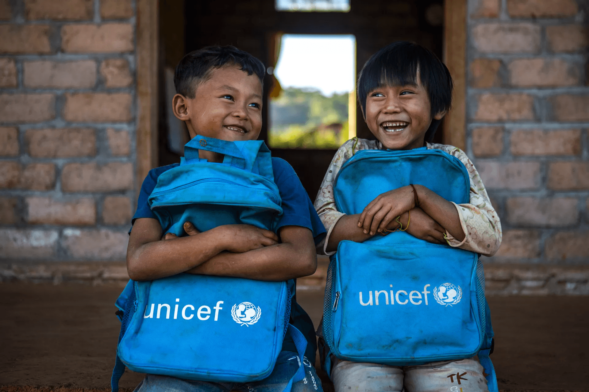 Children with UNICEF backpacks