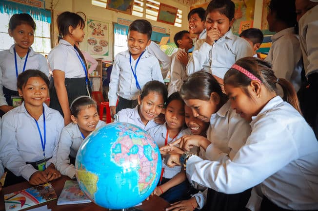 Children with UNICEF backpacks